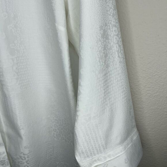 Chico’s white Animal Print embossed button front shirt size 2 - Picture 4 of 5